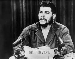 Narrada en primera persona, Ernesto, llamado así en honor del Comandante Ché Guevara, nos irá describiendo su infancia marcada por la ausencia del padre caído en la guerra. La vida en la isla, afectada por la rigidez política, donde el adoctrinamiento, el internacionalismo proletario, la visión de la Historia (con mayúsculas), el desabastecimiento de alimentos, el embargo económico o los cortes de suministro eléctrico, marcan la cotidianidad de sus habitantes. Che Guevara