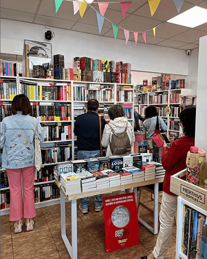 Una librería en el barrio era un acontecimiento tan extraordinario como cuando al coronel Aureliano Buendía su padre le llevó a conocer el hielo. diadelLibro entre paginas